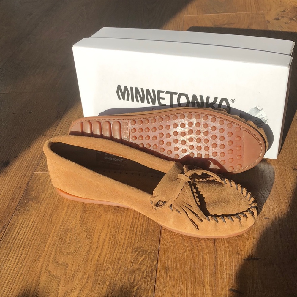 Minnetonka women’s Moccasin Kilty Dusty Brown Size 8.5